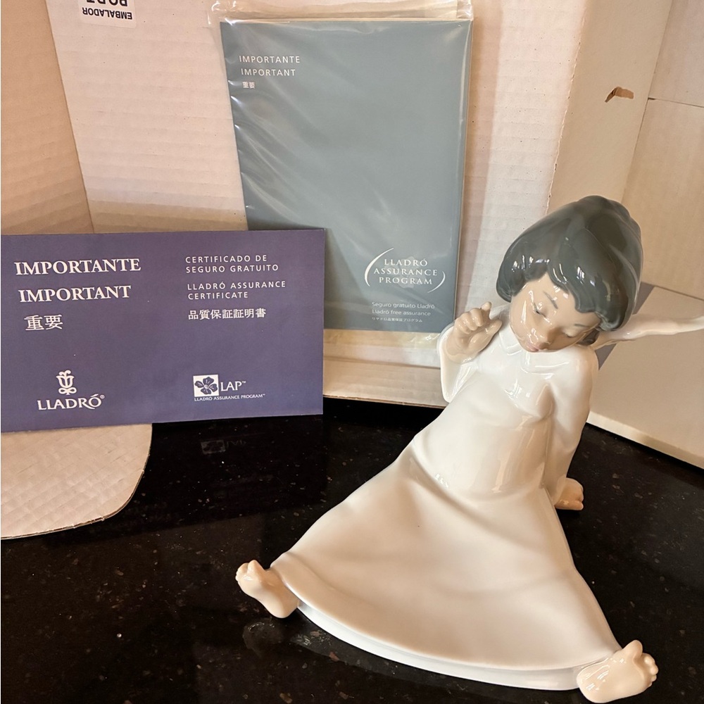 1977 Lladro White and Blue Porcelain Figurine